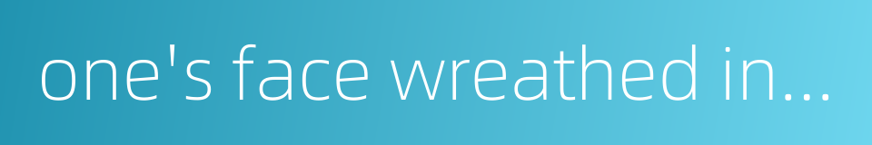 one's face wreathed in smiles的同义词