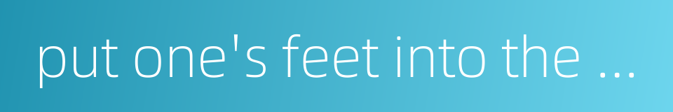 put one's feet into the trap的同义词