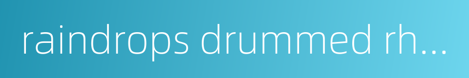 raindrops drummed rhythmically against the banana leaves的同义词