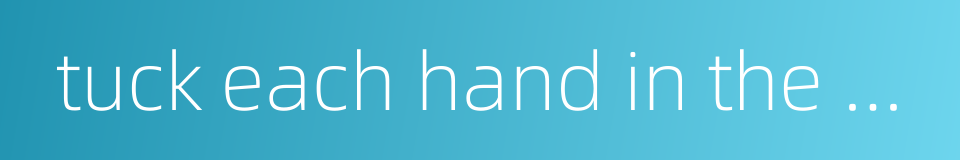 tuck each hand in the opposite sleeve的同义词